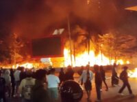 Kantor DPRD Makassar Hangus Terbakar, Massa Bergerak ke DPRD Sulsel