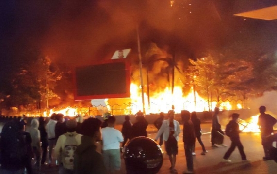 Kantor DPRD Makassar Hangus Terbakar, Massa Bergerak ke DPRD Sulsel