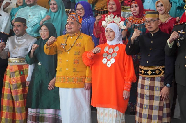 Nuansa Budaya di Upacara Perununan Bendera, Wali Kota–Wawali Makassar Kenakan Busana Adat