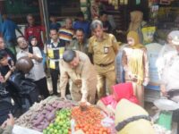 Wali Kota Makassar Sidak Pasar Pabaeng-baeng, Pastikan Harga Pangan Stabil dan Pasar Tertata Rapi