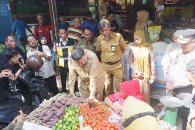 Wali Kota Makassar Sidak Pasar Pabaeng-baeng, Pastikan Harga Pangan Stabil dan Pasar Tertata Rapi