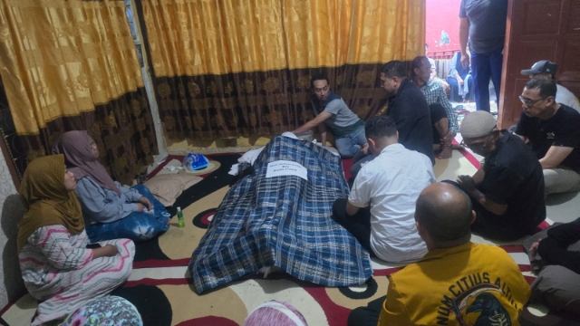 Munafri Arifuddin Melayat di Rumah Duka Fotografer DPRD Kota Makassar.