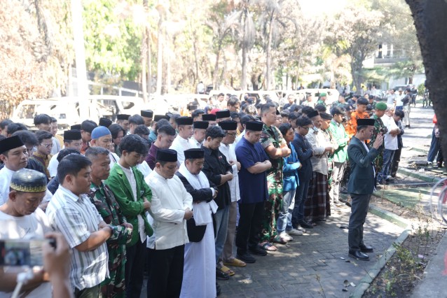 Wali Kota Munafri, dan Mahasiswa Gelar Sholat Ghaib Korban Kebakaran