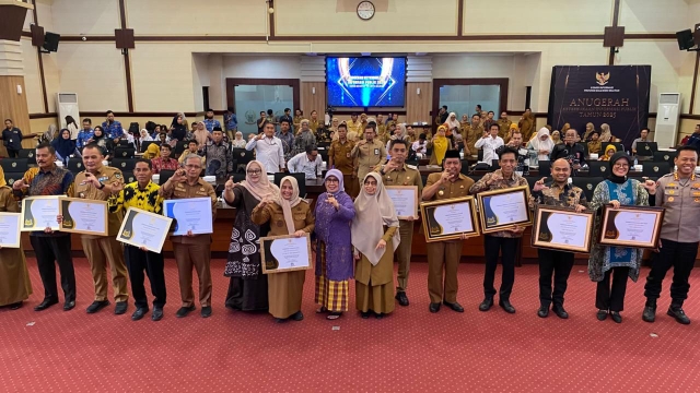 Pemkot Makassar Raih Predikat "Informatif" pada Anugerah Keterbukaan Informasi Publik 2025