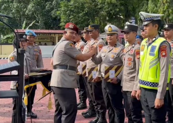 Kanit Regident Satlantas Polres Enrekang Terima Penghargaan Dari Kapolres Enrekang