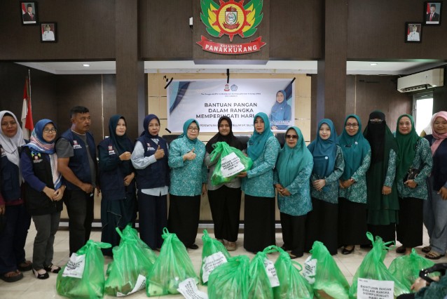 Peringati Hari Ibu, TP PKK Kota Makassar Salurkan Paket Bantuan Pangan