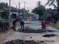 Tak Kunjung Diperbaiki, Jalan Tokaseng–Lanca Dibenahi Secara Swadaya oleh Warga