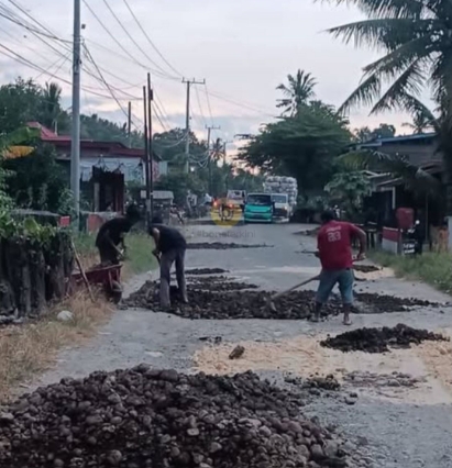 Tak Kunjung Diperbaiki, Jalan Tokaseng–Lanca Dibenahi Secara Swadaya oleh Warga
