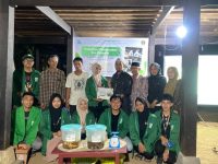Mahasiswa Kuliah Kerja Nyata (KKN) Angkatan 78 Universitas Islam Negeri Alauddin Makassar posko 13 Desa Tonralipue, Kec, Tanasitolo sukses menggelar pelatihan pembuatan eco enzim sebagai upaya pengolahan limbah organik masyarakat.