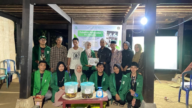 Mahasiswa Kuliah Kerja Nyata (KKN) Angkatan 78 Universitas Islam Negeri Alauddin Makassar posko 13 Desa Tonralipue, Kec, Tanasitolo sukses menggelar pelatihan pembuatan eco enzim sebagai upaya pengolahan limbah organik masyarakat.