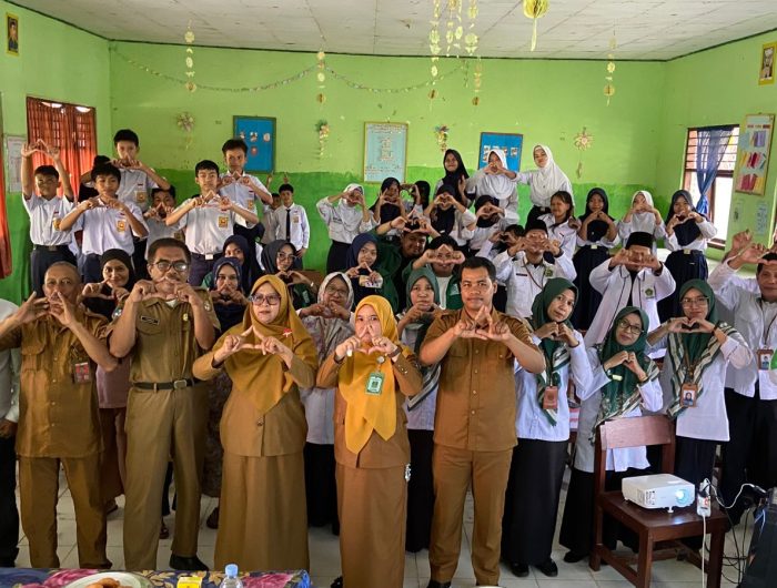 Maraknya Pernikahan Usia Dini, Mahasiswa KKN UIN Alauddin Makassar Angkatan 78 Gelar Sosialisasi Pencegahan di SMP Negeri 3 Tanasitolo