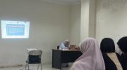 Ketidakadaan papan tulis di gedung a ftk UIN Alauddin Makassar dinilai hambat pembelajaran.