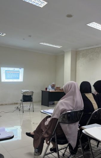 Ketidakadaan papan tulis di gedung a ftk UIN Alauddin Makassar dinilai hambat pembelajaran.