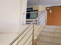 Sejumlah mahasiswa menyoroti kondisi salah satu tangga di lingkungan kampus yang dinilai kurang memberikan rasa aman dan nyaman bagi mahasiswa maupun civitas akademika yang menggunakannya setiap hari.